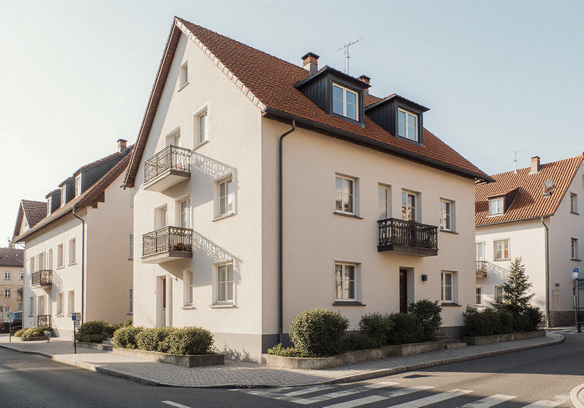 Mehrgeschossiges Wohnhaus mit Balkonen und Satteldach